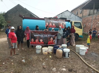 DPC PDI Perjuangan Kota Palembang Salurkan Bantuan Air Bersih untuk Warga Alang-Alang Lebar