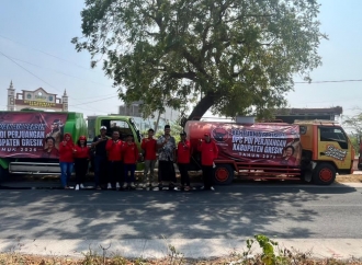 PDI Perjuangan Gresik Gelontorkan 20.000 Liter Air Bersih ke Desa Randuboto
