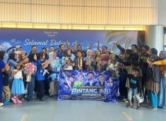 Jadi Kebanggaan, Debby Vita Dewi Sambut Kepulangan Bintang Dangdut Academy 8