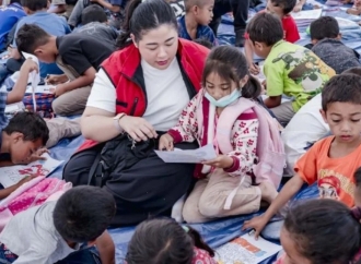 Pinka Haprani Hibur Anak-Anak Korban Gempa Manggarai Melalui Trauma Healing