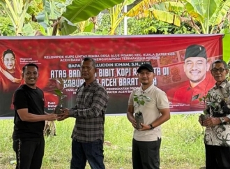 Dukung Ekonomi Petani Abdya, Jamaluddin Idham Salurkan Ribuan Bibit Kopi
