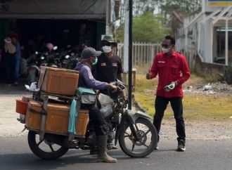 Antisipasi Abu Vulkanik Anak Krakatau, Winarti Gerakkan Kader PDI Perjuangan Bagikan Masker