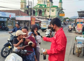 Fraksi PDI Perjuangan Bagikan Masker Ke Warga Carita Terdampak Abu Anak Krakatau