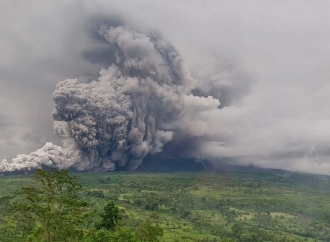 Erupsi Gunung Semeru, Dewanti Rumpoko Soroti Keselamatan Warga di Kawasan Rawan 