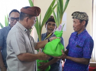 Bibit Kopi Senilai Rp3,4 Miliar dan  Bantuan Alsintan Diserahkan Adi Wiryatama Untuk Petani Buleleng
