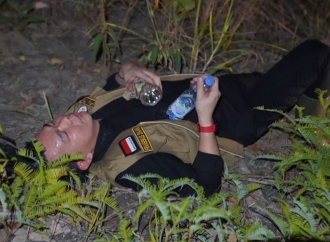 Bupati Fransiskus Diaan Terjun Langsung Padamkan Karhutla di Desa Sekubah