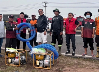Dukung Penanganan Karhutla di Kalteng, SKY Salurkan Mesin Pompa Air dan Bantuan Kesehatan
