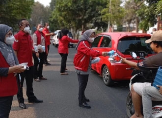 DPC PDI Perjuangan Bandar Lampung Bagikan Masker ke Masyarakat