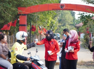 Antisipasi Dampak Erupsi Gunung Anak Krakatau, DPD PDI Perjuangan Lampung Turun Bagikan Masker Gratis