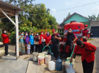 Dihantam Dua Bencana Sekaligus, PDI Perjuangan Kota Metro Salurkan Air Bersih dan Masker untuk Warga