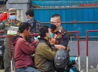 Antisipasi Dampak Abu Vulkanik Gunung Anak Krakatau, Kenneth Bagikan Ribuan Masker ke Masyarakat