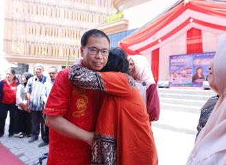 Menembus Garis Kemiskinan: Tangis Haru Orang Tua Penerima Beasiswa KIP Kuliah di Medan
