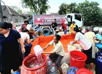 Atasi Dampak Kemarau, DPR Gelontorkan Ratusan Ribu Liter Air Bersih ke Desa Rawan di Bojonegoro