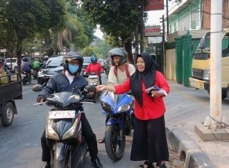 Antisipasi Abu Vulkanik Gunung Anak Krakatau, PDI Perjuangan Jaktim Bagikan 4.800 Masker