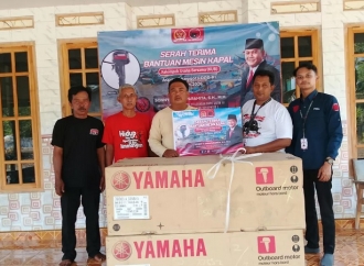 Bentuk Komitmen, Sonny Salurkan Bantuan Mesin Kapal Ke Kelompok Nelayan Situbondo