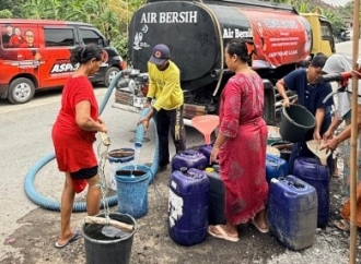 Legislator Banteng Salurkan Bantuan Air Bersih ke Desa Terdampak Kekeringan di Bojonegoro