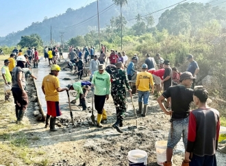 Peduli Keselamatan, Fraksi PDI Perjuangan Turun Gotong Royong Perbaiki Jalan Bolapapu