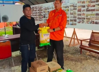 Bantu Petugas Berjibaku Padamkan Api, Anggota DPRD Mempawah Salurkan Logistik Satgas Karhutla
