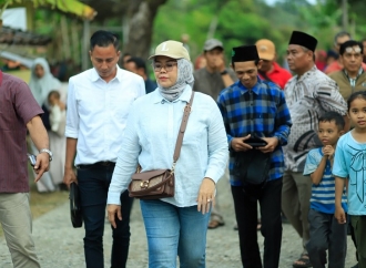 Warga Pangandaran Patungan Perbaiki Jalan Rusak, Ida Nurlaela Turun Tangan Kirim Bantuan