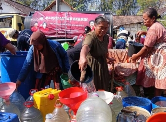 DPC PDI Perjuangan Bojonegoro Salurkan Bantuan Air Bersih ke Lima Desa Terdampak Kekeringan
