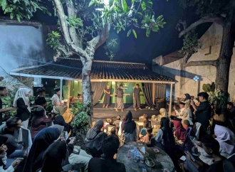 Seni Tanpa Sekat: Teater Asal Jepang Puchi Mari Mari Hipnotis Warga Magetan