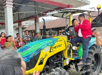 Tepati Janji Reses di Humbahas, Rapidin Simbolon Serahkan Bantuan Traktor ke Petani