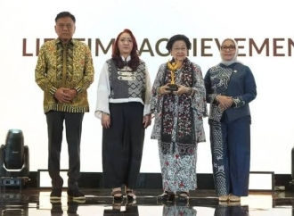 Raih Lifetime Achievement, Megawati Ajak Perempuan Berdaya Tak Hanya Jadi Sosialita