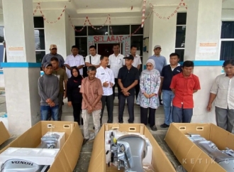 Jamaluddin Idham Salurkan Lima Unit Mesin Tempel Honda Kepada KUB Ditamaro, Simeulue