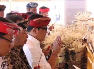 Bupati Sanjaya Apresiasi Ngaben Bersama Adat Mojan, Jaga Tradisi Leluhur 