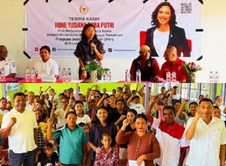 Irine Yusiana Roba Putri Salurkan Beasiswa PIP di Kab. Halmahera Timur
