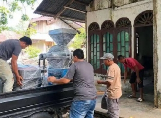 Jamaluddin Idham Salurkan Mesin Pembuat Pakan Ikan Kepada Pokdakan di Nagan Raya