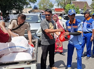 DPC PDI Perjuangan Banyuwangi Bagikan Ribuan Paket Bansos Ke Jukir, Kuli, Hingga Asongan