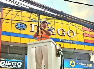 Terjun Langsung, Wali Kota Tri Adhianto Tata Kembali Kabel Optik Semrawut
