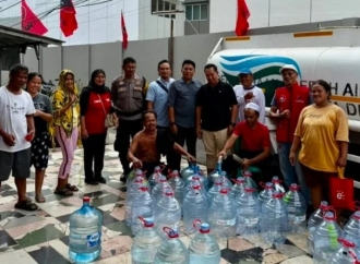 Krisis Air Bersih di Kemirimuka, Imam Turidi Turun Tangan Salurkan Bantuan