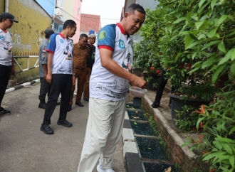 Budidaya Ikan di Saluran Air, Tri Adhianto Puji Kreativitas Warga Perumahan Mandosi 