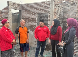 DPC PDI Perjuangan Batang Salurkan Bantuan bagi Kader Korban Kebakaran di Subah