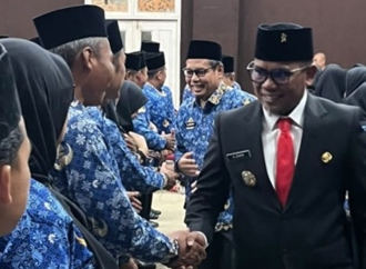 Bupati Pelalawan Larang Pihak Sekolah Menentukan Harga Pembelian Seragam