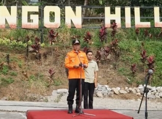 Karhutla Gunung Botak Belum Padam, Dwi Rianto Jatmiko Prioritaskan Permukiman Warga