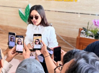 Hari Batik Nasional, Indi Naidha Ajak Generasi Muda Jadikan Batik Fesyen Sehari-hari