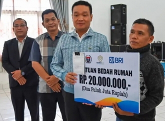 Oloan Nababan Serahkan Buku Tabungan Program Bantuan Bedah Rumah Bagi 600 KK 