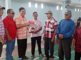 Muten Serahkan Bantuan Ke Nelayan Terdampak Angin Kencang di 7 Kecamatan