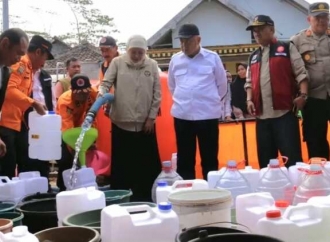 Sanusi Gandeng Gubernur Khofifah Salurkan Bantuan Air Bersih dan Sembako
