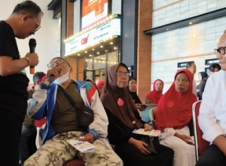 Cak Ji dan Risma Tinjau Pemeriksaan Mata Gratis untuk Lansia dan Warga Pra-Sejahtera di Surabaya