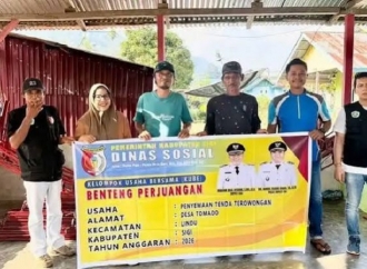 Alia Idrus Salurkan Bantuan Usaha Kepada Masyarakat di Desa Tomado