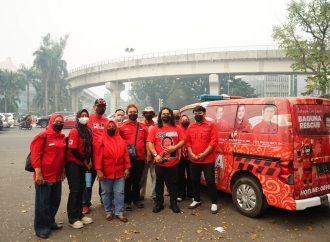 Kabut Asap Selimuti Palembang, PDI Perjuangan Bagikan 10 Ribu Masker di 8 Titik Persimpangan