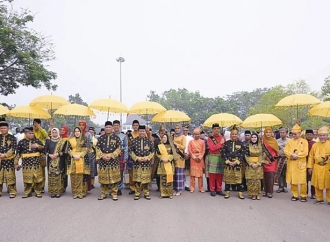 Bupati Anton Terima Gelar Adat LAMR, Siap Jalankan Amanah Untuk Negeri