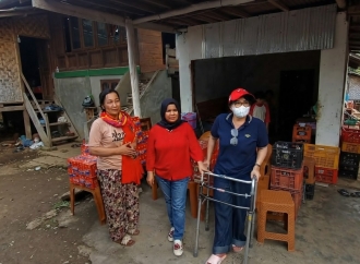 Pulang Dinas dari Jakarta, Elvi Diana Langsung Temui Korban Kebakaran Desa Serdang
