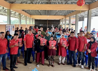 Rudianto Tjen Bersama Rudi Center dan PDI Perjuangan Salurkan 1.000 Karung Beras Ke Sejumlah Desa di Bangka