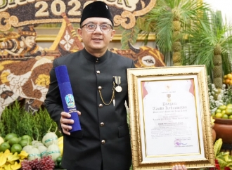 Deni Wicaksono Terima Penghargaan Lencana Emas Jer Basuki Mawa Beya, Tegaskan Komitmen Kerja Nyata untuk Rakyat
