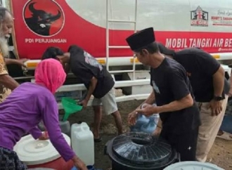 El Nino Perparah Musim Kemarau, Sonny T. Danaparamita Salurkan Air Bersih ke Banyuwangi